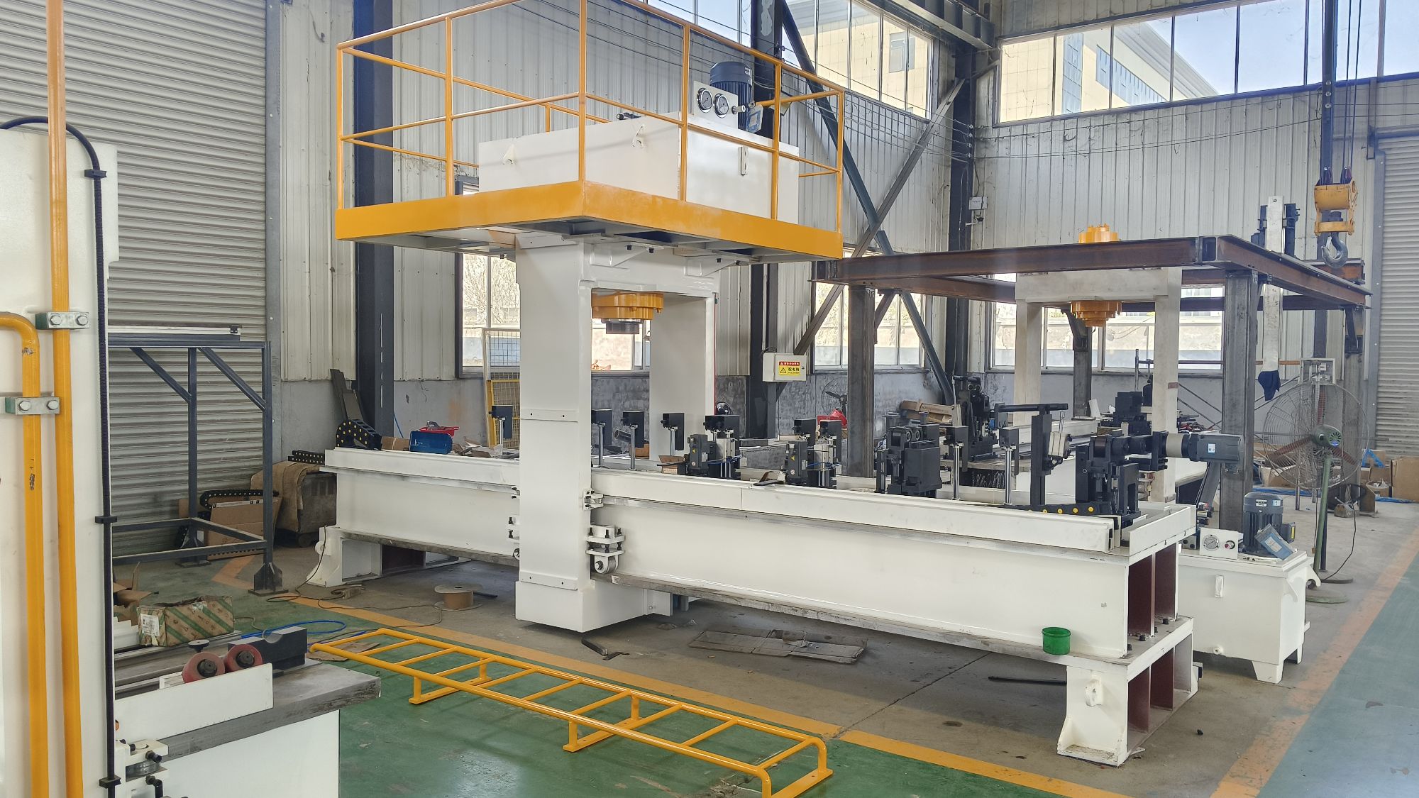 Gantry-type servo-electric straightening machine for shafts and bars