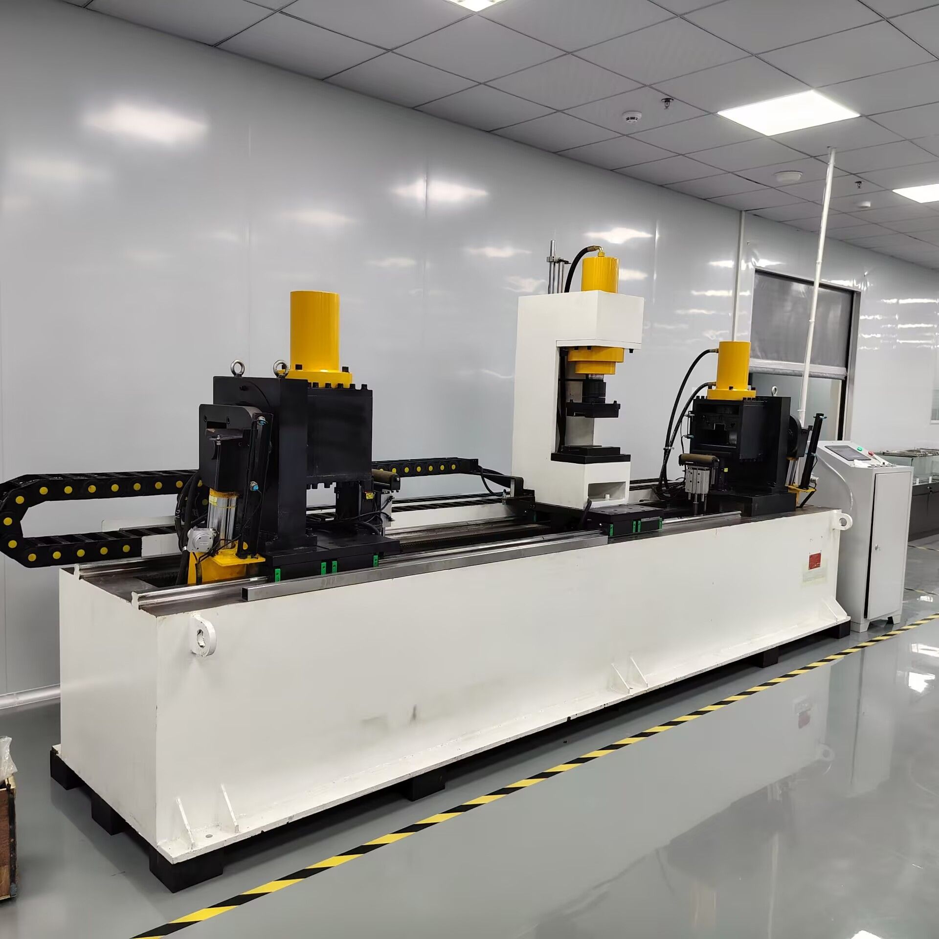 Water distribution pipe twisting correction machine