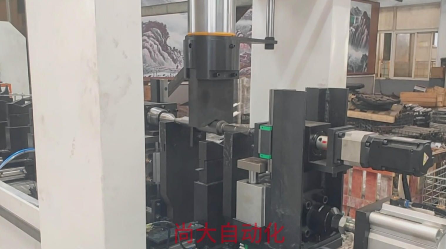 Automatic hydraulic straightening machine correcting a short shaft