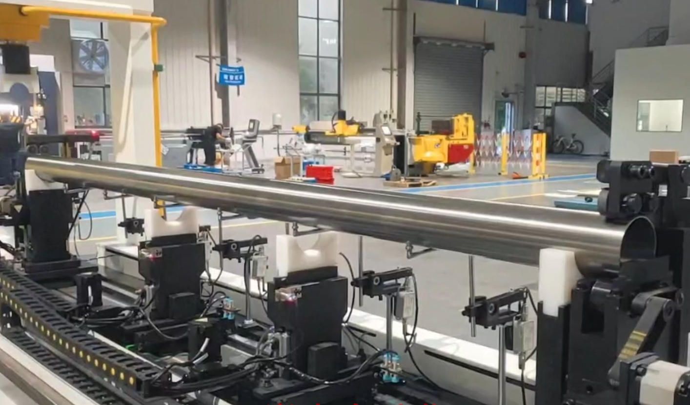 Aluminum tube straightness check on V-blocks