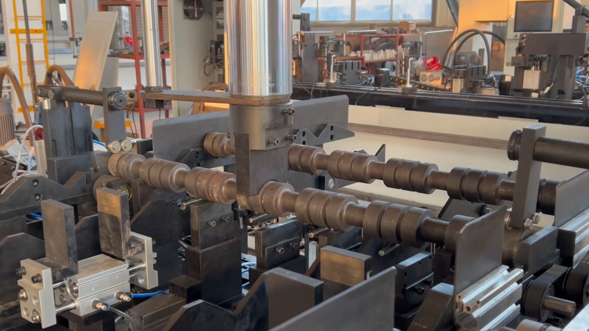 Automated straightening of a vehicle convex-concave shaft