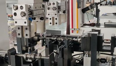 Frame-type automatic straightening machine for straightening small crankshafts