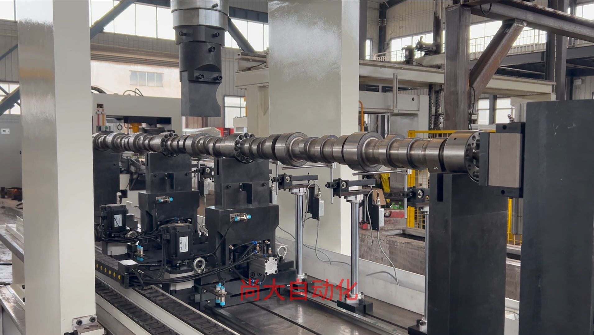 Large crankshaft supported at multiple journals during straightening