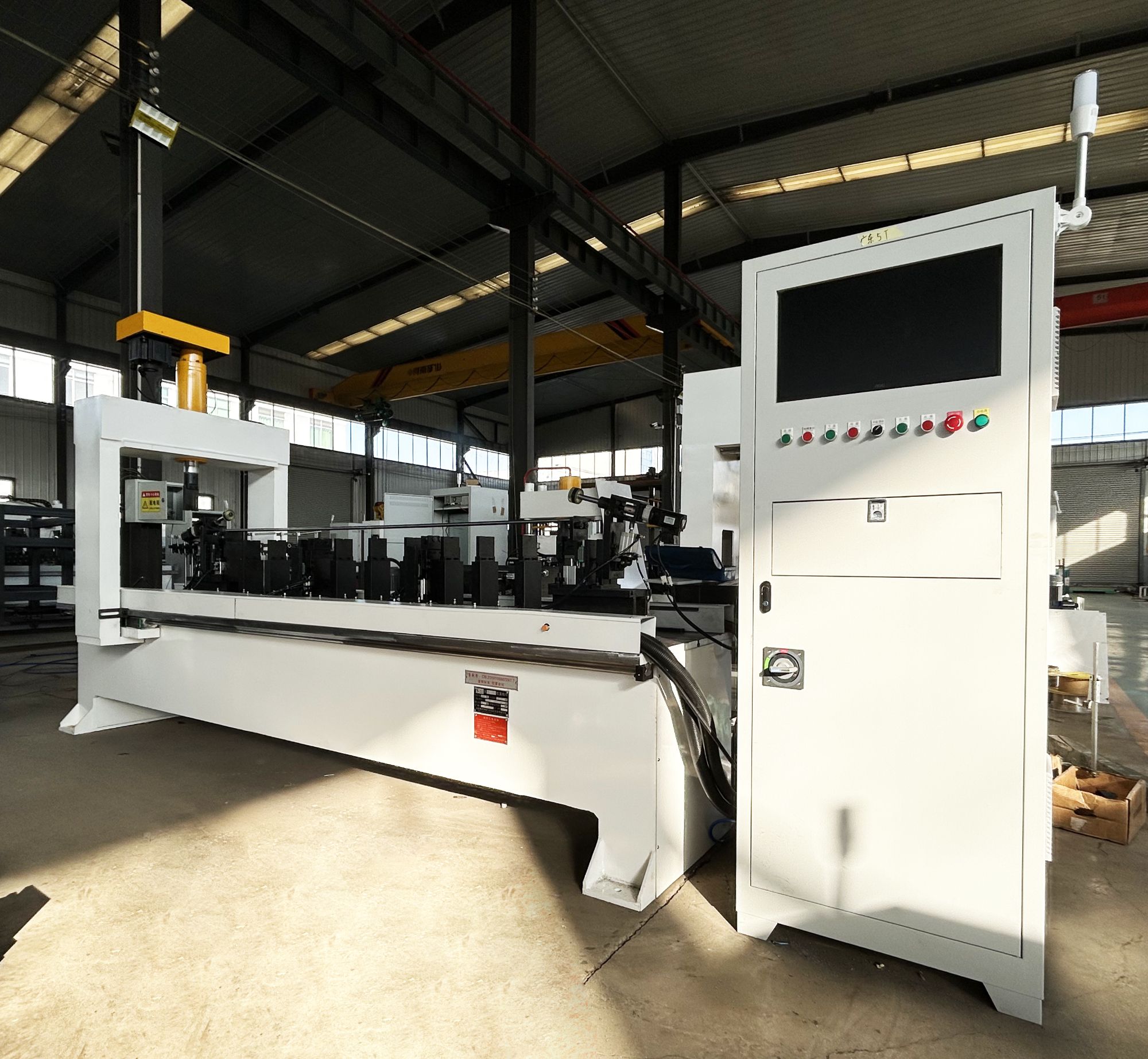Small-tonnage automatic square tube straightening machine for precision workpieces
