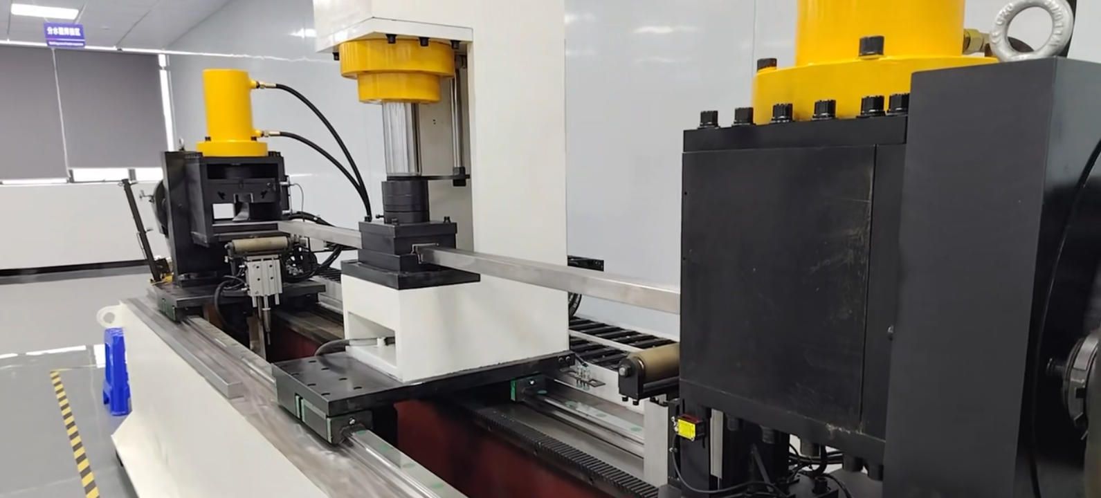 Torsion straightening machine actively correcting a workpiece — close-up of the correction zone