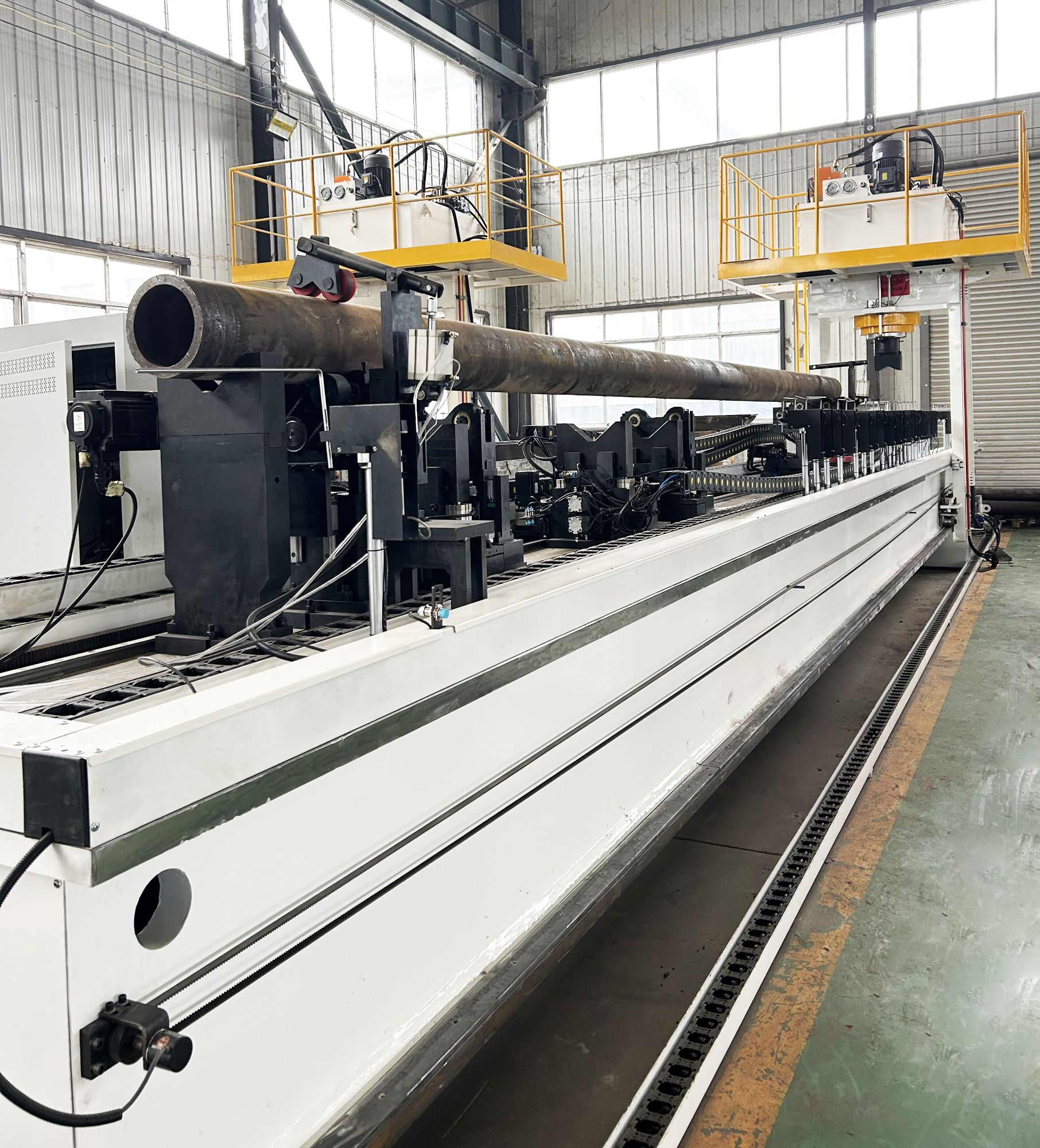 350-ton super-long oil pipe automatic straightening machine