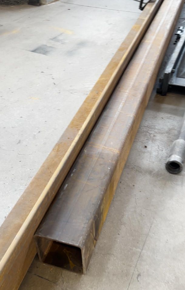 Oxide-coated steel square tube workpiece for straightening &mdash; surface condition does not affect laser measurement accuracy