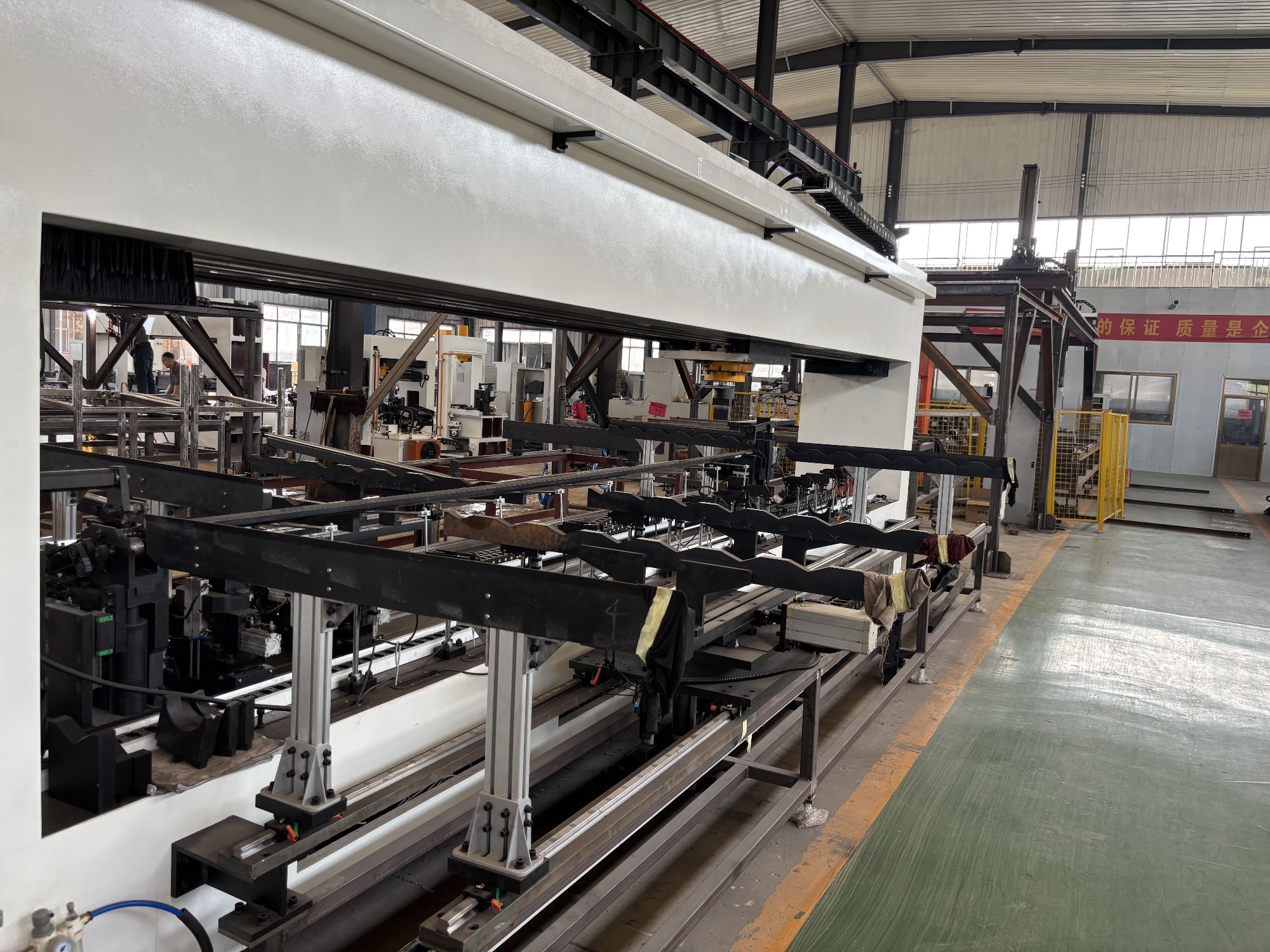 Automatic loading and unloading mechanism integrated with the torsion straightening machine