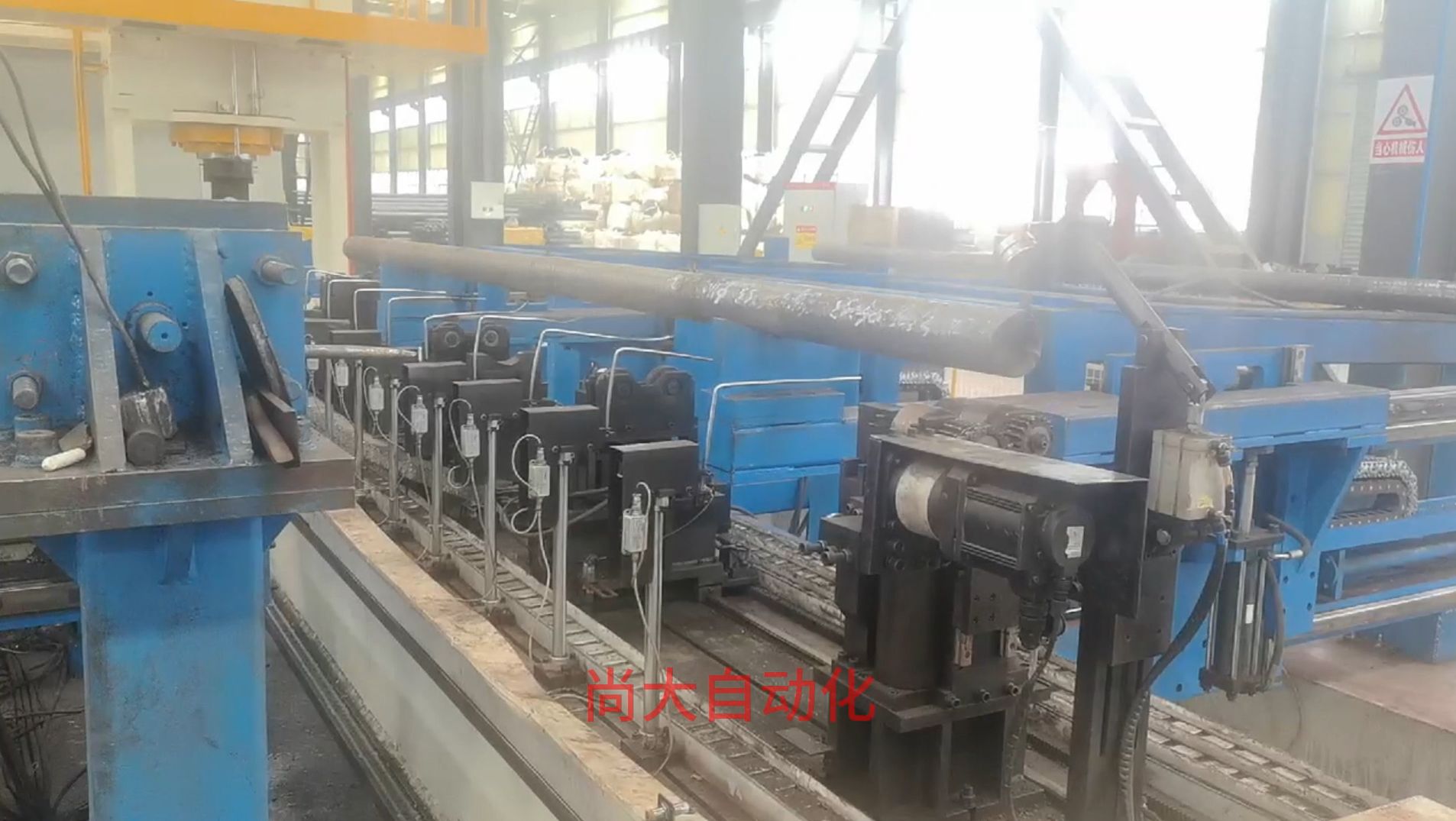 Automatic loading and unloading device removes straight round bar