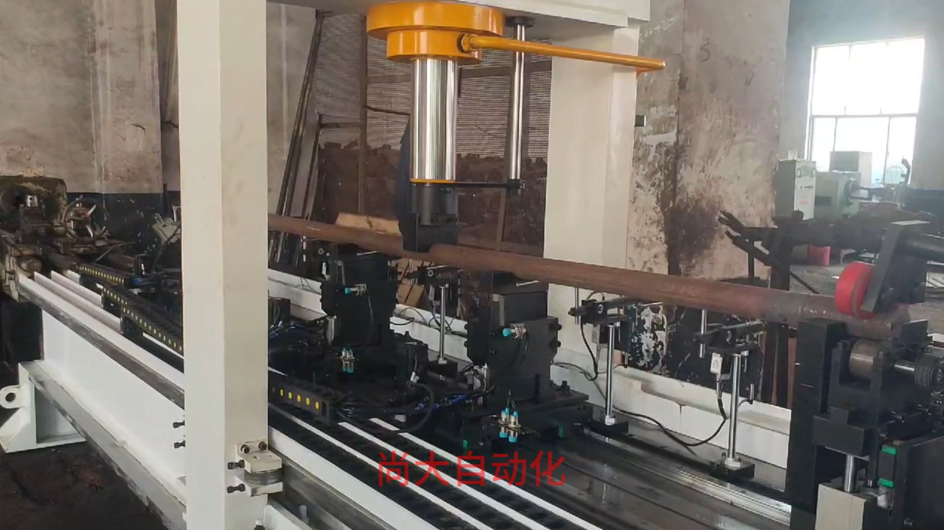 Round bar under point-pressure straightening
