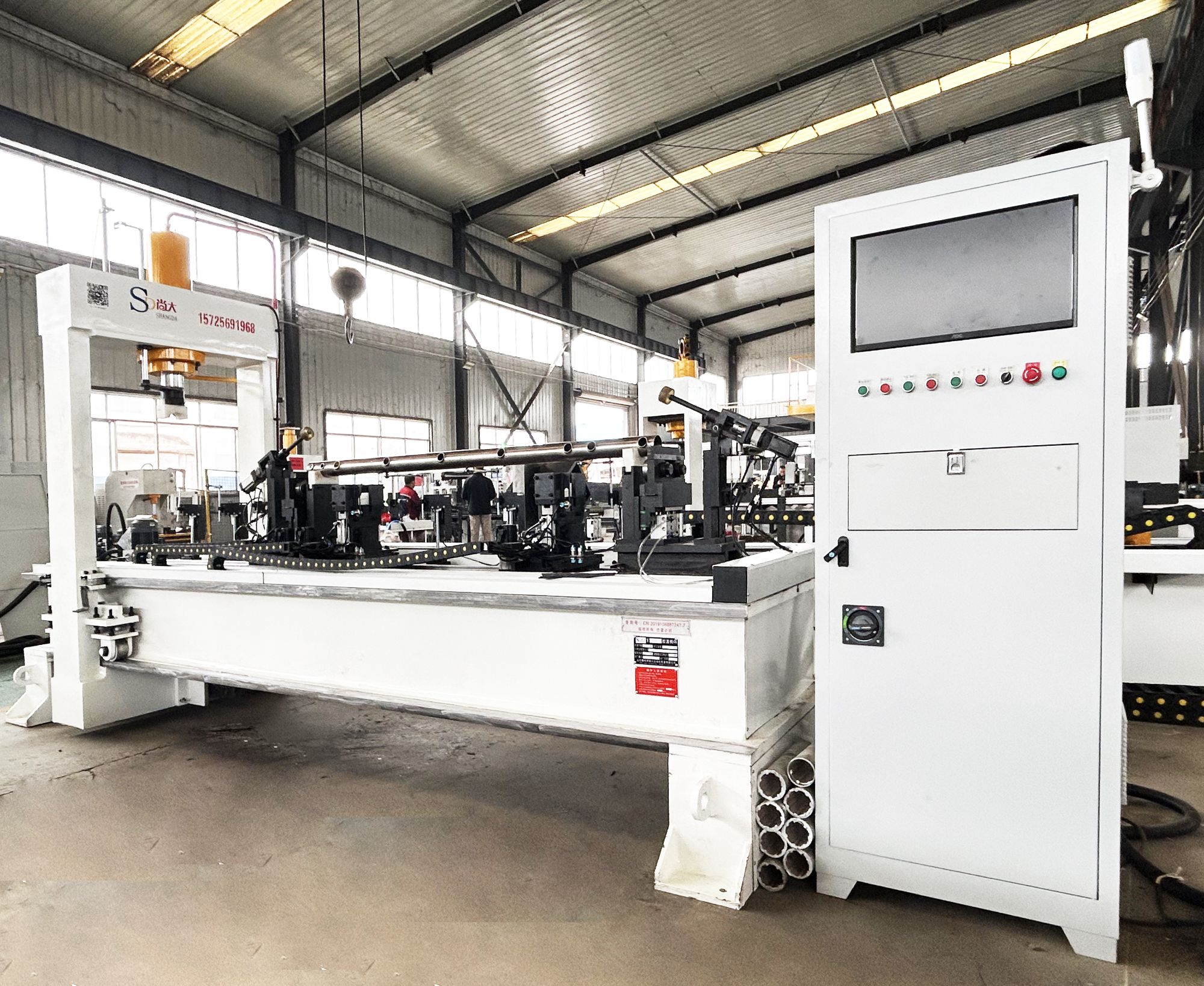 Round tube straightening machine