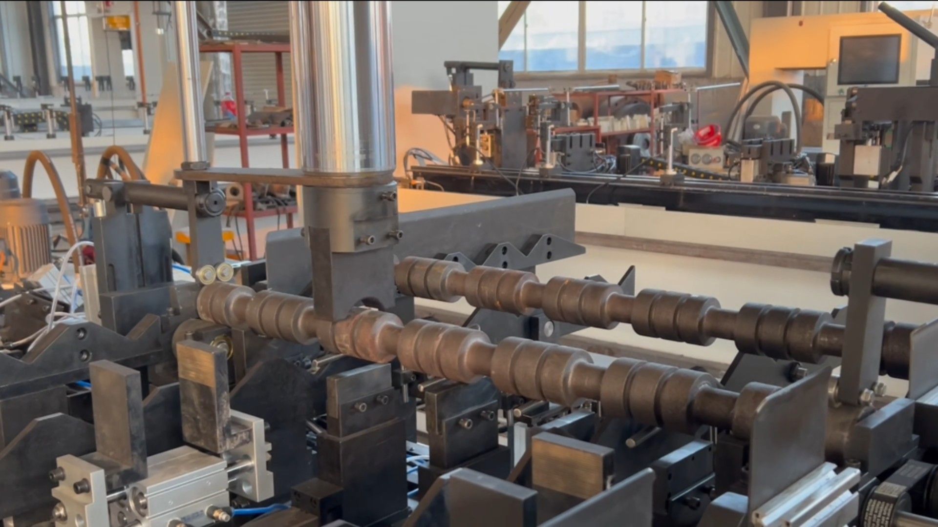 Concave-convex shaft workpiece ready for automatic straightening