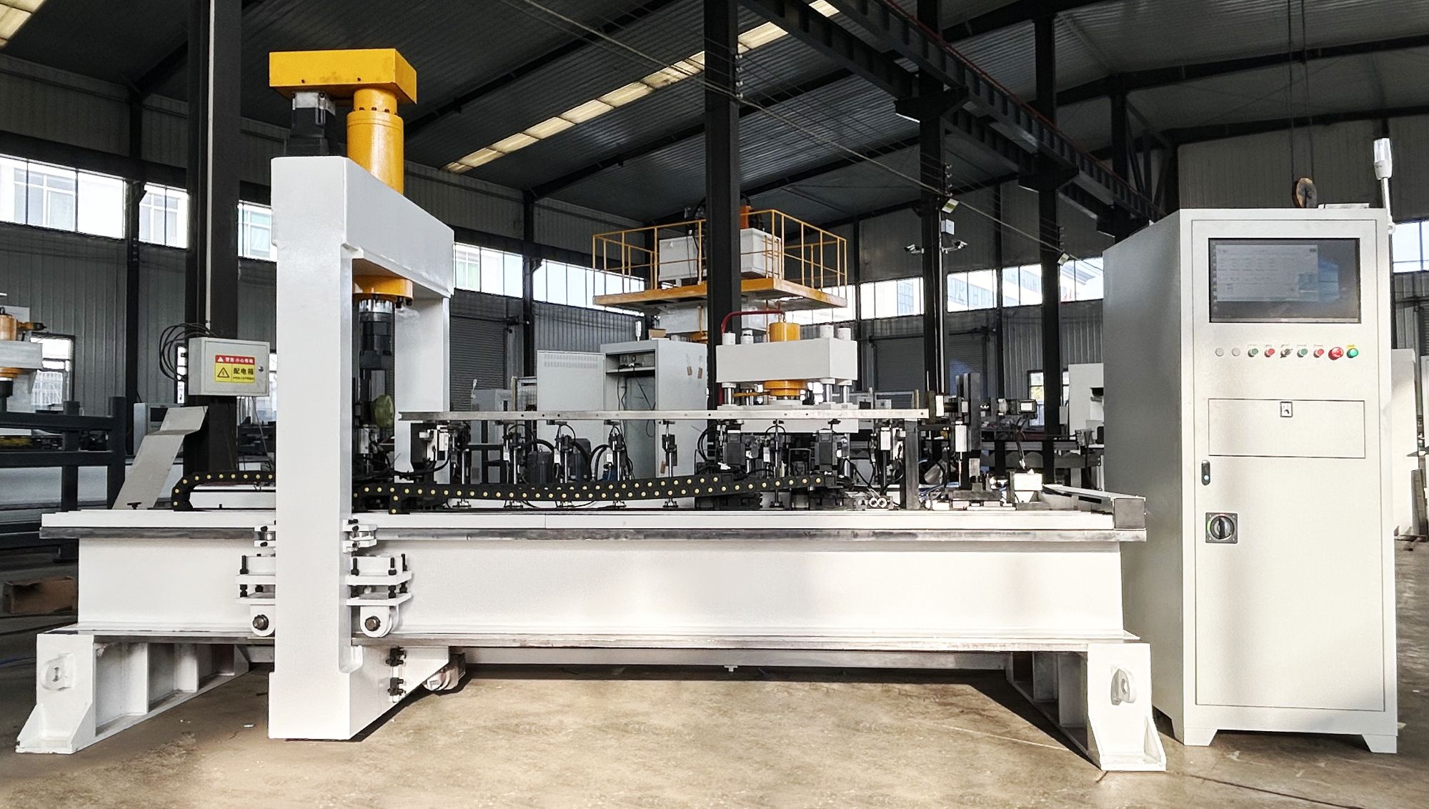 Gantry-style automatic square tube straightening machine side profile showing movable column and sensor arrangement