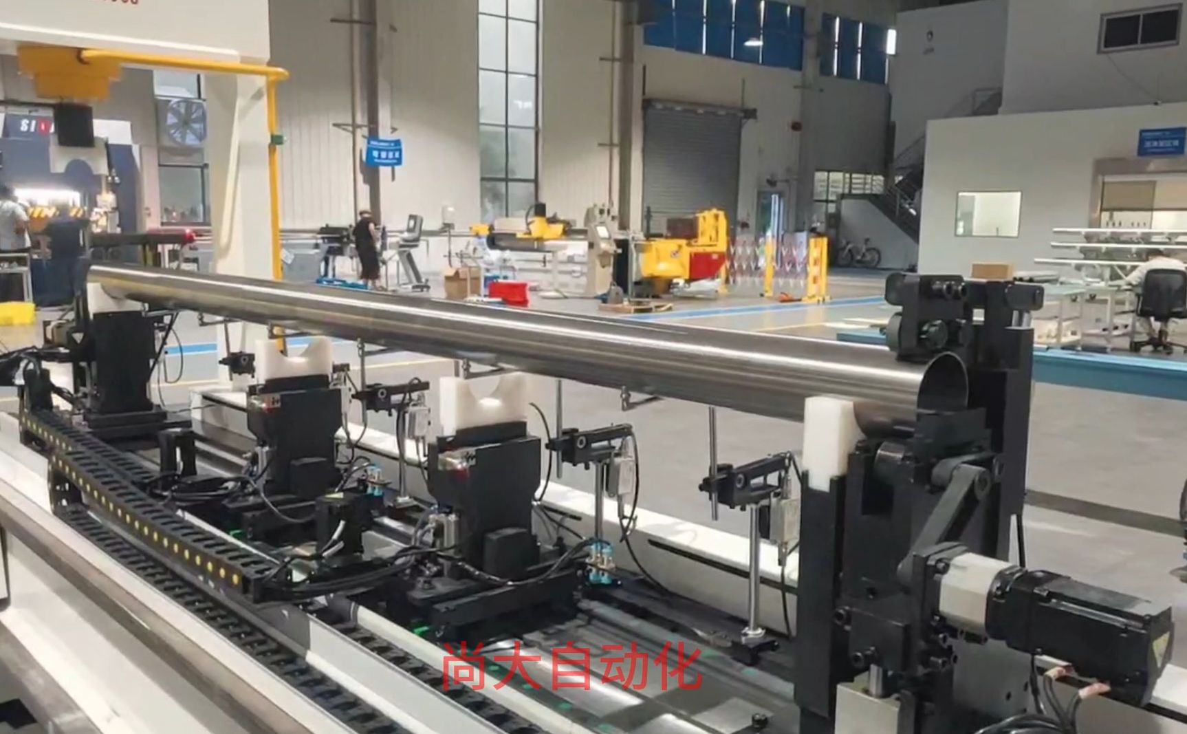 Automatic pipe straightening machine