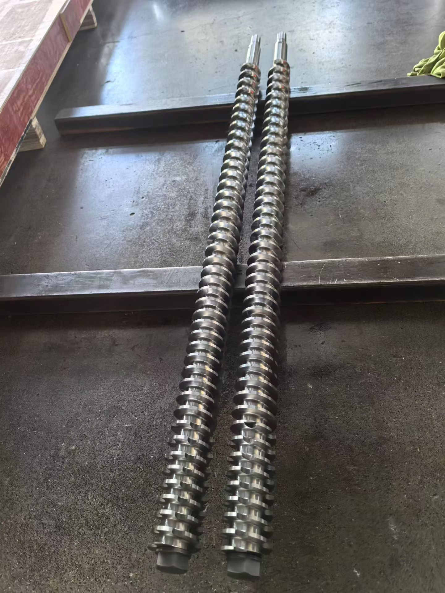 Helical lead screw with threaded profile for linear motion applications